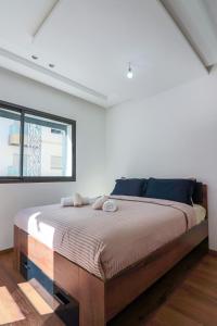 a bedroom with a large bed in a room at L'Etincelle 2 chambres à deux pas de la Gare in Kenitra