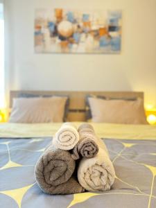 a pile of towels sitting on top of a bed at Casa MIO in Braşov +73 photos