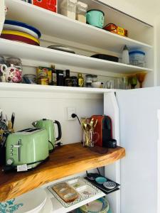 Imagine din galeria proprietății Black Sails Kuaotunu - across road from beach! în Kuaotunu