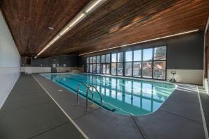 Πισίνα στο ή κοντά στο Pend Oreille Shores Resort