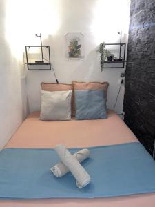 Le Cocon de la Bastille - DaLoc في غرونوبل: سرير عليه زوجين من الجوارب