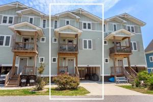 un gran edificio de apartamentos con balcones. en CP117B - Sunrise Promise, en Kill Devil Hills