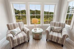 Dos sillas y una mesa en una habitación con ventanas. en CP117B - Sunrise Promise, en Kill Devil Hills 43 fotos más