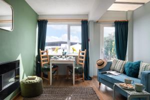 Posezení v ubytování Dryw at Deanfield House Adult only Sea View Apartment in Moelfre by Lazy Days Anglesey