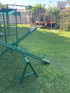 Quinta Hostaco في سان نيكولاس دي لوس أرويوس: وضع أرجوحة على العشب في حديقة