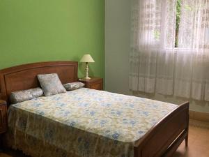 Quinta Hostaco في سان نيكولاس دي لوس أرويوس: غرفة نوم بها سرير ونافذة