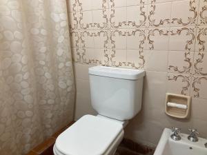 Quinta Hostaco في سان نيكولاس دي لوس أرويوس: حمام مع مرحاض أبيض ومغسلة