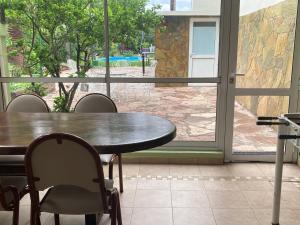 Quinta Hostaco في سان نيكولاس دي لوس أرويوس: طاولة وكراسي في غرفة بها نافذة