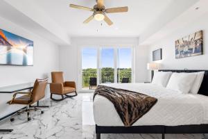 Habitación blanca con cama, escritorio y sillas en RIVER FLY IN Coastal Penthouse Panoramic Views RFI 3BR KQQ Pano, en Audubon