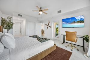 Postel nebo postele na pokoji v ubytování RIVER FLY IN The Merritt Launchpad Lookout View RFI 401