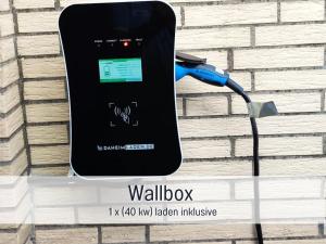 a cell phone is plugged into a cord at Ferienwohnung KIEK RUT - Gartenstrand, Wallbox & Sauna, alles für die Familie, zusätzlicher Loft in Harlesiel in Wittmund