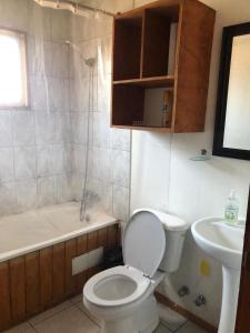 Cabañas Mami Kiki 2 في بانغويبولي: حمام مع مرحاض وحوض استحمام ومغسلة +7 صور