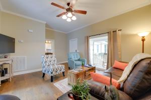 Sweet Southern Pines Abode with Yard and Covered Porch في سوثيرن باينس: غرفة معيشة مع أريكة وكرسي