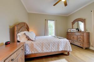 Sweet Southern Pines Abode with Yard and Covered Porch في سوثيرن باينس: غرفة نوم بسرير وخزانة ونافذة