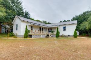 Sweet Southern Pines Abode with Yard and Covered Porch في سوثيرن باينس: منزل أبيض مع شرفة وساحة