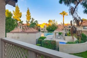 Κήπος έξω από το Renovated Mesa Condo with Community Perks!