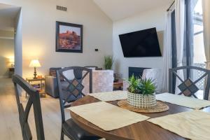 Μια τηλεόραση ή/και κέντρο ψυχαγωγίας στο Renovated Mesa Condo with Community Perks!