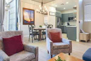 Η κουζίνα ή μικρή κουζίνα στο Renovated Mesa Condo with Community Perks!