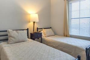 Ένα ή περισσότερα κρεβάτια σε δωμάτιο στο Renovated Mesa Condo with Community Perks! +19 φωτογραφίες