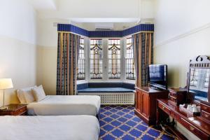 Carrington Hotel في كاتومبا: غرفة فندقية بسريرين وتلفزيون +38 صورة