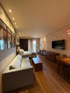 Una televisión o centro de entretenimiento en Dreamland Oasis Apartments 20 fotos más