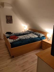 Un dormitorio con una cama y dos mesitas de noche. en Endes Dreiseithof - Apartment, en Schliengen 22 fotos más