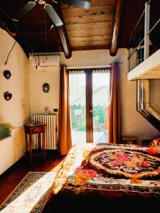 Casa nonna Gina في سان فرانشيسكو أل كامبو: غرفة نوم بها سرير ونافذة كبيرة