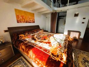 1 dormitorio con cama con edredón en Casa nonna Gina, en San Francesco al Campo