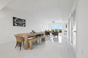 Luxury River Front Secluded Condo w Resort Amenities RFI 909 في Audubon: غرفة طعام مع طاولة وكراسي خشبية