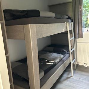 a couple of bunk beds in a room at Luxus Chalet Time Out De Veerstal in Lathum