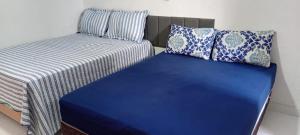 a room with two beds and a couch at Casa em salinas in Salinópolis