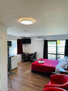 Un pat sau paturi într-o cameră la Academy Lodge Motel