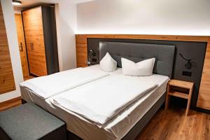 Una cama o camas en una habitación de Hotel Rad