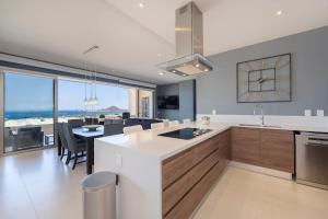 Η κουζίνα ή μικρή κουζίνα στο Spacious 2BR Condo with Great Location