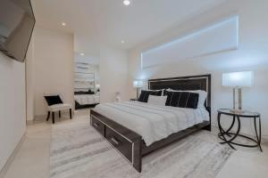 Ένα ή περισσότερα κρεβάτια σε δωμάτιο στο Spacious 2BR Condo with Great Location