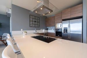 Η κουζίνα ή μικρή κουζίνα στο Spacious 2BR Condo with Great Location