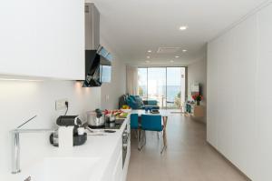 eine Küche mit weißen Arbeitsplatten und ein Esszimmer in der Unterkunft Apartment Playa del Aguila NE/IM in Playa del Aguila