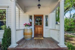 Το κτήριο όπου στεγάζεται  η παραθεριστική κατοικία