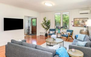 Μια τηλεόραση ή/και κέντρο ψυχαγωγίας στο Latourette Estate