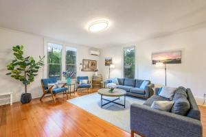 Χώρος καθιστικού στο Latourette Estate +55 φωτογραφίες