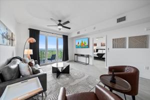 una sala de estar con un sofá y una mesa en Luxury River Front Secluded Condo w Resort Amenities RFI 913, en Audubon 46 fotos más