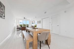 Un comedor con mesa y sillas de madera. en Luxury River Front Secluded Condo w Resort Amenities RFI 913, en Audubon