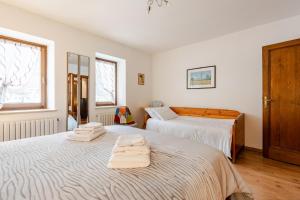 Ένα ή περισσότερα κρεβάτια σε δωμάτιο στο Casa Ai tre cavalli vista sulle Dolomiti