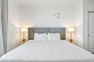 RIVER FLY-IN Luxury Condo w Views & Amenities RFI-1003 في Audubon: غرفة نوم بها سرير أبيض كبير مع مصباحين