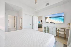 RIVER FLY-IN Luxury Condo w Views & Amenities RFI-1003 في Audubon: غرفة نوم بيضاء مع سرير أبيض كبير ومكتب