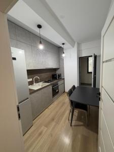 Kuchyň nebo kuchyňský kout v ubytování The Home