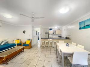 un soggiorno con un divano e un tavolo di Magnetic Reef 5 ad Arcadia