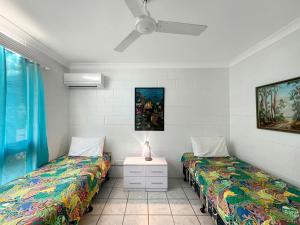 una camera con due letti e una lampada su un tavolo di Magnetic Reef 5 ad Arcadia