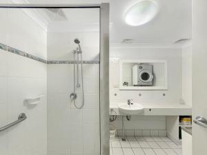 un bagno con doccia e lavandino di Magnetic Reef 5 ad Arcadia Altre 9 foto