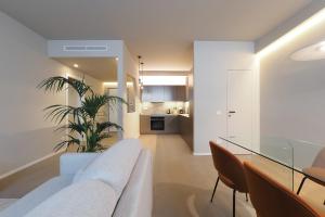 un salon avec un canapé blanc et une table dans l'établissement Duomo Luxury Apartment XII, à Milan